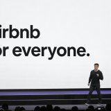 Ce recrutement intervient alors que de nombreuses grandes villes dans le monde veulent limiter les activités d'Airbnb, accusé de faire flamber le coût du logement tout en réduisant l'offre locative (archives). KEYSTONE/AP/ERIC RISBERG
